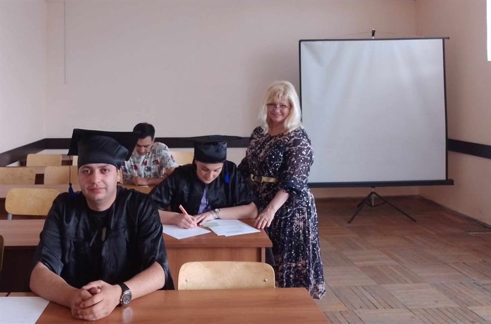 სტუდენტები სახელმწიფო გამოცდაზე აუდიტორიაში