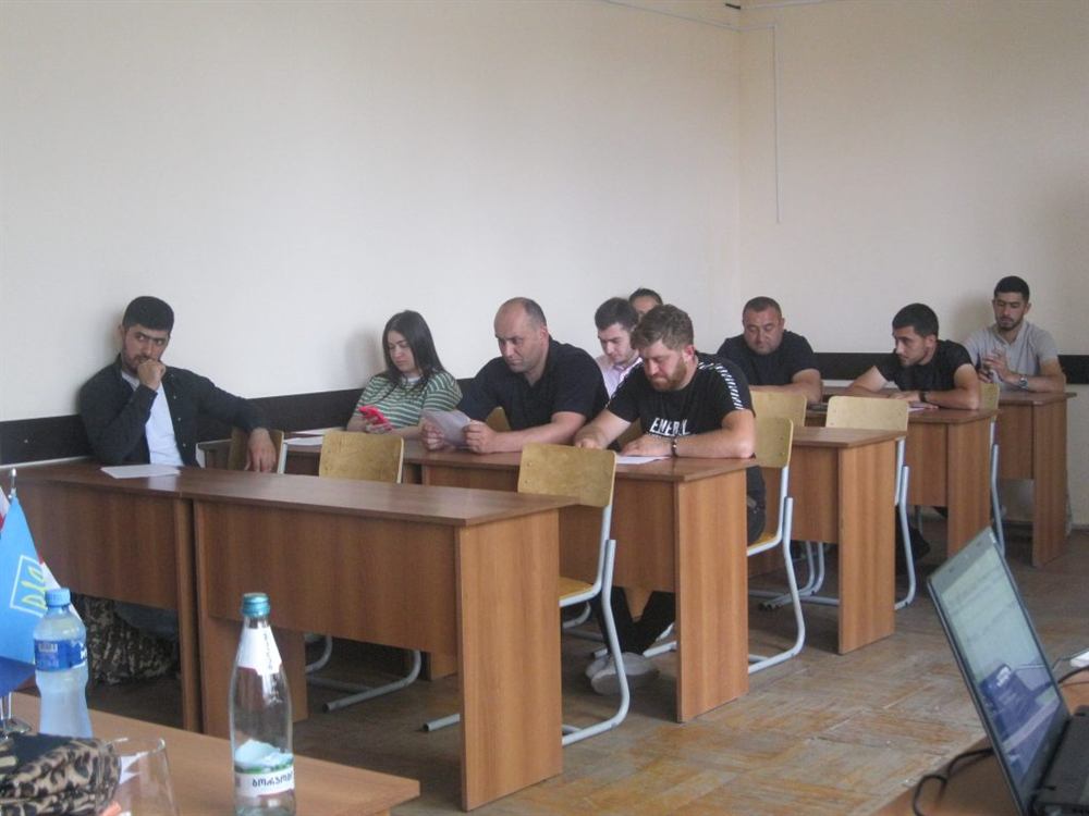 სტუდენტები აუდიტორიაში გამოცდის მოლოდინში